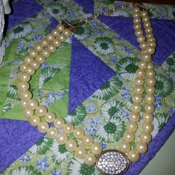 Avon Faux Pearl Necklace - Picture 2 of 2